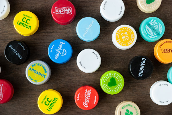 ペットボトルキャップがコマに変身！　白熱バトル「超簡単コマの作り方・遊び方」【昔ながらが”今”楽しい！レトロアートレシピ Vol.20】