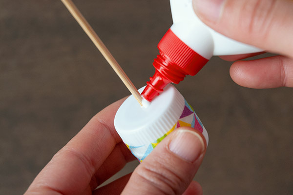 ペットボトルキャップがコマに変身！　白熱バトル「超簡単コマの作り方・遊び方」【昔ながらが”今”楽しい！レトロアートレシピ Vol.20】