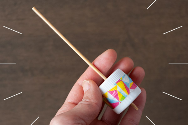 ペットボトルキャップがコマに変身！　白熱バトル「超簡単コマの作り方・遊び方」【昔ながらが”今”楽しい！レトロアートレシピ Vol.20】