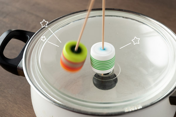 ペットボトルキャップがコマに変身！　白熱バトル「超簡単コマの作り方・遊び方」【昔ながらが”今”楽しい！レトロアートレシピ Vol.20】