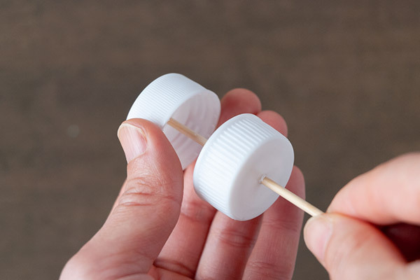 ペットボトルキャップがコマに変身！　白熱バトル「超簡単コマの作り方・遊び方」【昔ながらが”今”楽しい！レトロアートレシピ Vol.20】