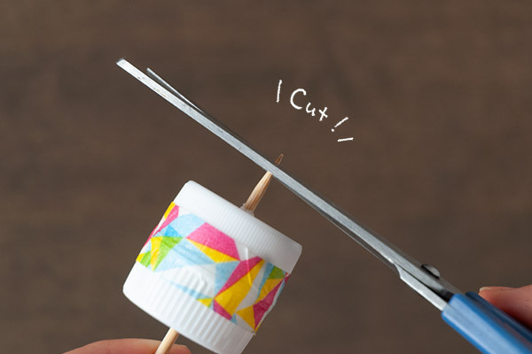 ペットボトルキャップがコマに変身！　白熱バトル「超簡単コマの作り方・遊び方」【昔ながらが”今”楽しい！レトロアートレシピ Vol.20】