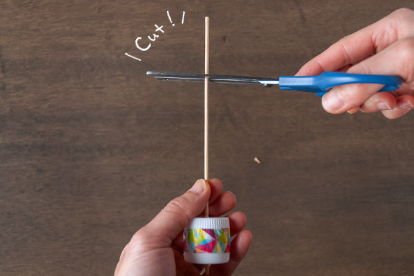 ペットボトルキャップがコマに変身！　白熱バトル「超簡単コマの作り方・遊び方」【昔ながらが”今”楽しい！レトロアートレシピ Vol.20】