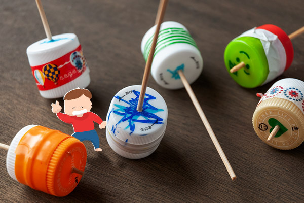 ペットボトルキャップがコマに変身！　白熱バトル「超簡単コマの作り方・遊び方」【昔ながらが”今”楽しい！レトロアートレシピ Vol.20】