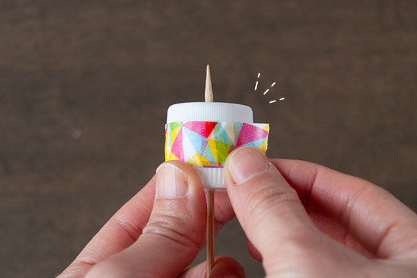 ペットボトルキャップがコマに変身！　白熱バトル「超簡単コマの作り方・遊び方」【昔ながらが”今”楽しい！レトロアートレシピ Vol.20】