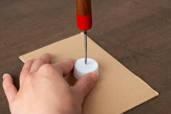 ペットボトルキャップがコマに変身！　白熱バトル「超簡単コマの作り方・遊び方」【昔ながらが”今”楽しい！レトロアートレシピ Vol.20】