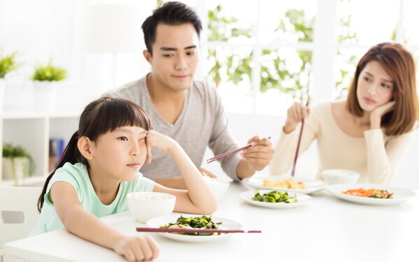 何も話さなくなる娘「パパ、うざい」と思われない接し方【ずっと「パパ大好き」と言われたい！　お悩みパパの“娘トリセツ” 第3回】