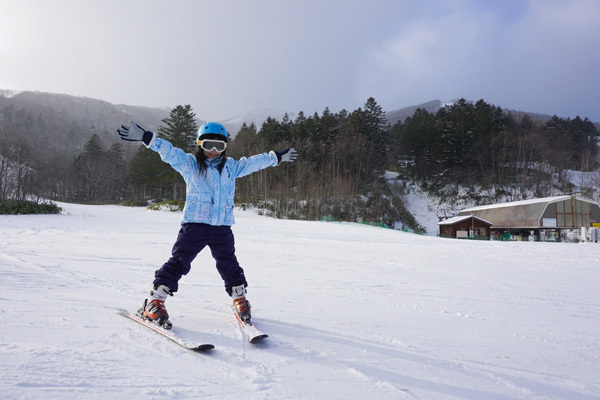 子どものスキーデビューは何歳から？ 必要な持ち物&おすすめスポット3選