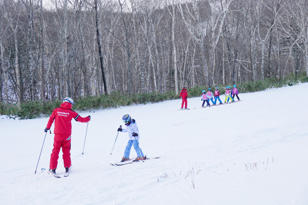 子どものスキーデビューは何歳から？ 必要な持ち物&おすすめスポット3選