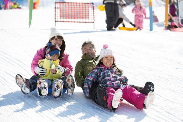 子どものスキーデビューは何歳から？ 必要な持ち物&おすすめスポット3選