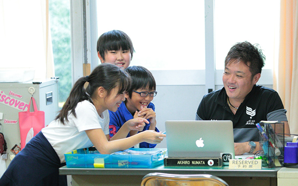 子どもの学ぶ機会を奪ってるのは親!?「トイレ行っていい？」がNGのワケ【AI時代を生き抜く「自信が持てる子」の育て方 第3回】