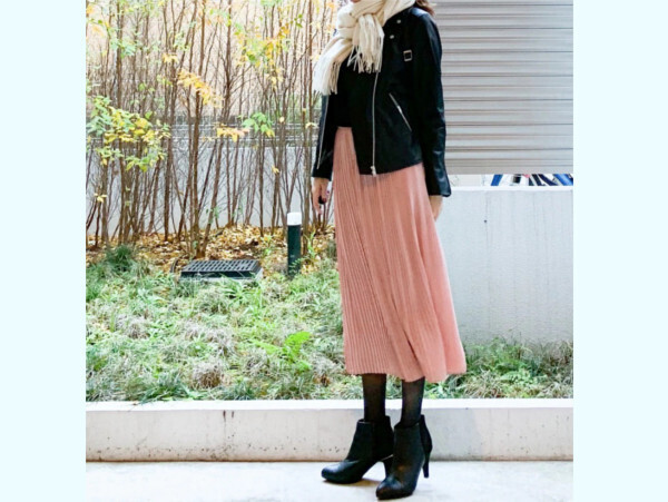 【ユニクロ】媚びない甘さ！「黒」が効いている、大人の春色スタイル【ユニクロ大人コーデ～アメブロ30代ファッション1位 Hanaさん ～ Vol.43】