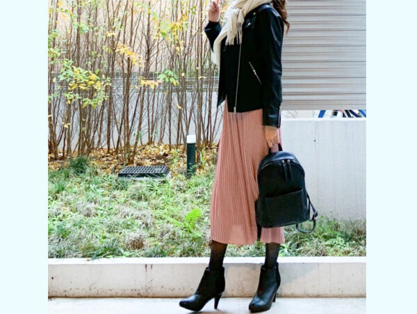 【ユニクロ】媚びない甘さ！「黒」が効いている、大人の春色スタイル【ユニクロ大人コーデ～アメブロ30代ファッション1位 Hanaさん ～ Vol.43】