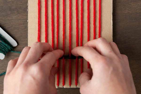 初めての編み物　子どもと作る毛糸コースター【昔ながらが”今”楽しい！レトロアートレシピ Vol.22】