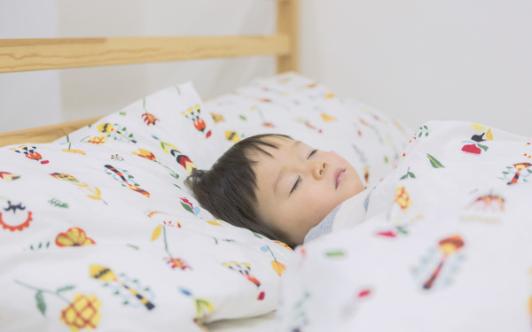 「子どもの寝相はどうして悪い？」子どもの眠りは疑問だらけ【榊原先生、教えて！　子どもの体の不思議 第3回】