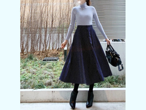 「ユニクロ」揺れスカートがこの時季使える！ 先取り春コーデ【ユニクロ大人コーデ～アメブロ30代ファッション1位 Hanaさん ～ Vol.44】