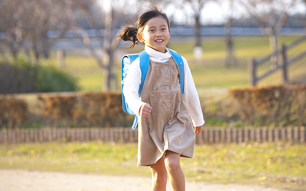 立ちはだかる「小1の壁」。 夏休み、働き方の対応に追われる親たちの本音【パパママの本音調査】  Vol.321