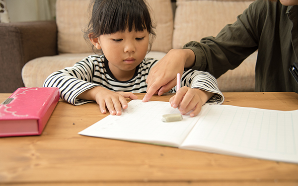 立ちはだかる「小1の壁」。 夏休み、働き方の対応に追われる親たちの本音【パパママの本音調査】  Vol.321