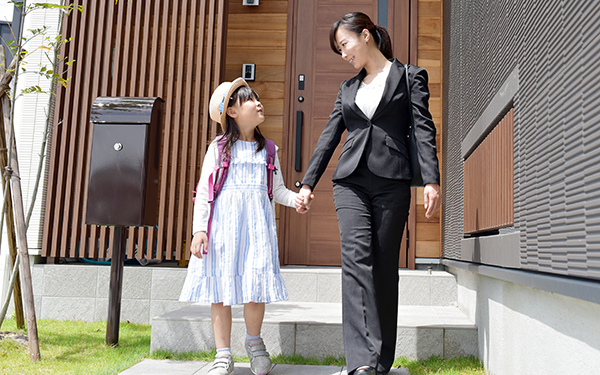 立ちはだかる「小1の壁」。 夏休み、働き方の対応に追われる親たちの本音【パパママの本音調査】  Vol.321