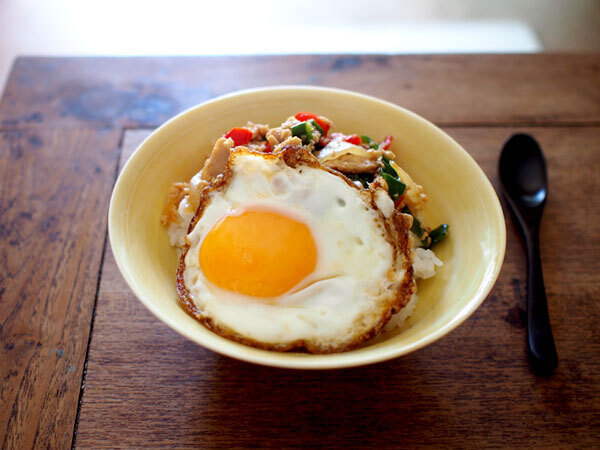 お肉も野菜もパクパク食べる！ レンジで簡単「ガパオどんぶり」【1品で大満足！ こどもどんぶり Vol.1】