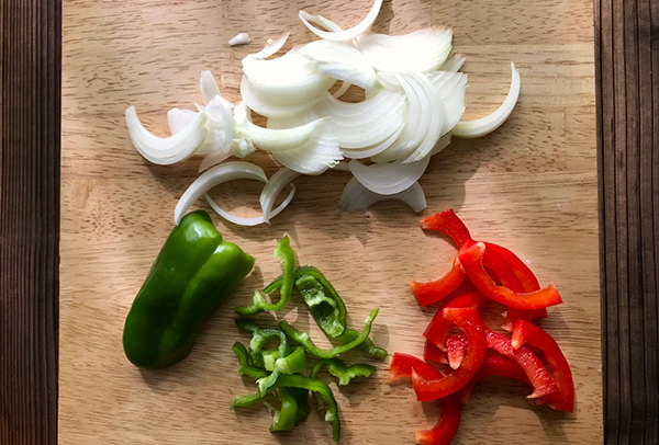 お肉も野菜もパクパク食べる！ レンジで簡単「ガパオどんぶり」【1品で大満足！ こどもどんぶり Vol.1】