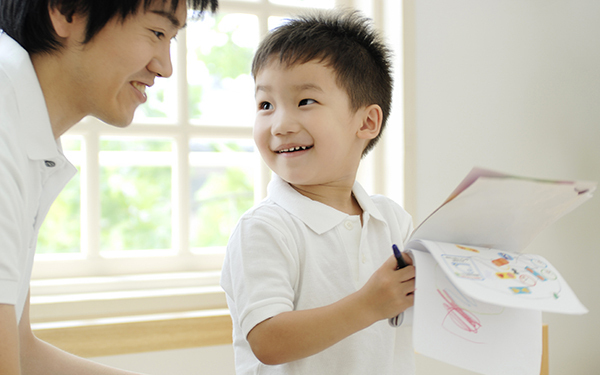 「友だち親子」賛否が真っ二つ！ “仲良し”と“親”の一線を引くべき？【パパママの本音調査】  Vol.323