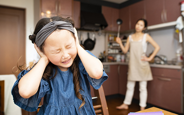 「友だち親子」賛否が真っ二つ！ “仲良し”と“親”の一線を引くべき？【パパママの本音調査】  Vol.323