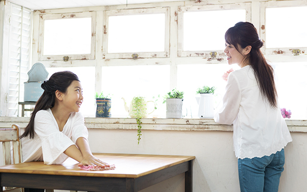 「友だち親子」賛否が真っ二つ！ “仲良し”と“親”の一線を引くべき？【パパママの本音調査】  Vol.323