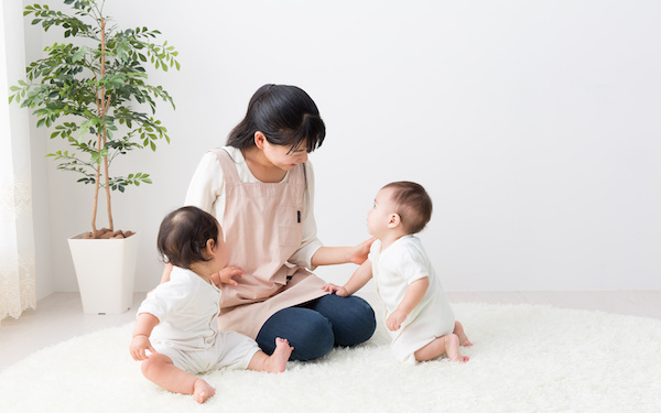 赤ちゃんをお風呂に入れるタイミングって？　パターン別スケジュールのコツ【赤ちゃんにもママにも優しい安眠ガイド 第5話】