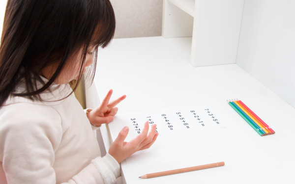 小学校入学直前「机にジッと座れないけど大丈夫？」今から間に合う学習準備3つ【新一年生にママパパが「やっていいこと、いけないこと」 第2回】