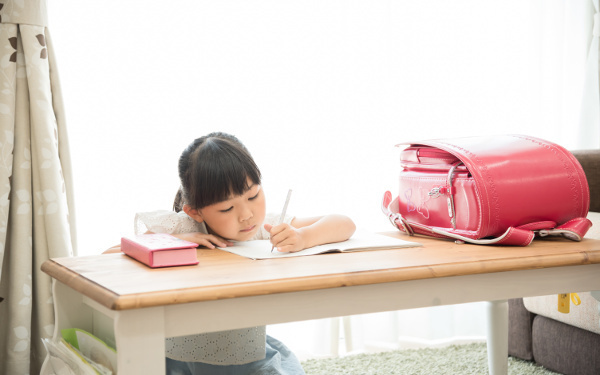 小学校入学直前「机にジッと座れないけど大丈夫？」今から間に合う学習準備3つ【新一年生にママパパが「やっていいこと、いけないこと」 第2回】