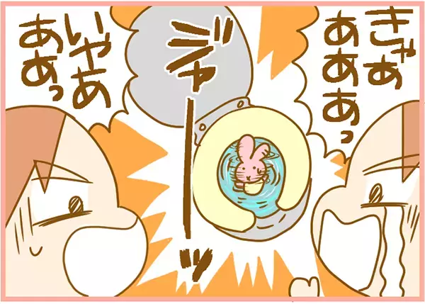 トイレトレーニング中に起こった悲劇！ 便器をのぞき込んでいたら…？【ふたごむすめっこ×すえむすめっこ 第26話】