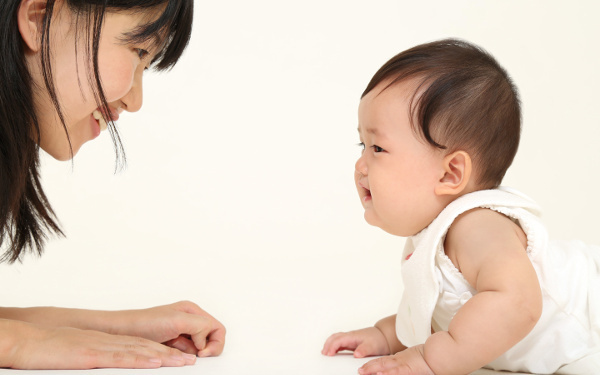 ハイハイ「いつから？　しない、遅いはどうして？」手足の発育が心配【榊原先生、教えて！　子どもの体の不思議 第5回】