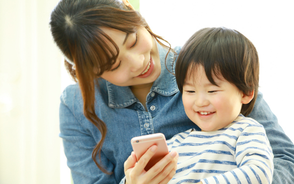 寝かしつけ、息抜き…ママがオーディオブックにハマるワケ。メリットと注意点は