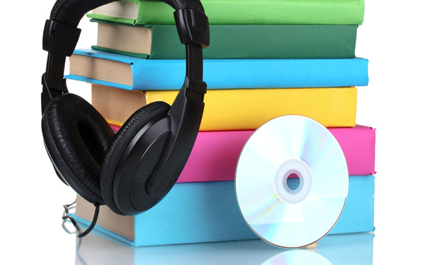 寝かしつけ、息抜き…ママがオーディオブックにハマるワケ。メリットと注意点は