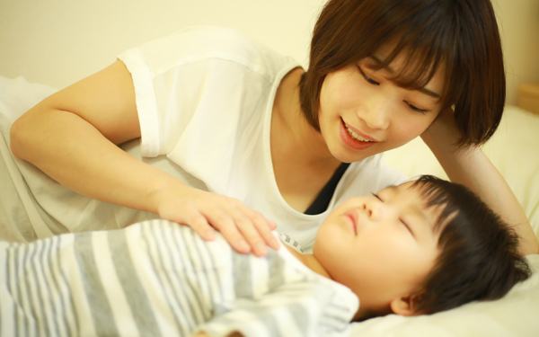 寝かしつけ、息抜き…ママがオーディオブックにハマるワケ。メリットと注意点は