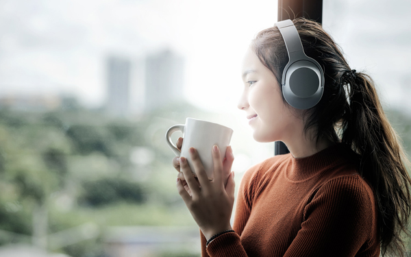 寝かしつけ、息抜き…ママがオーディオブックにハマるワケ。メリットと注意点は