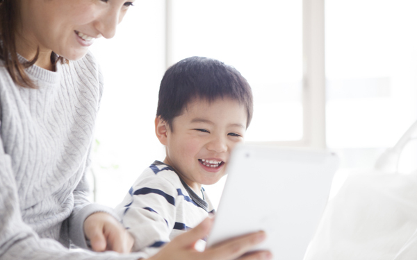 寝かしつけ、息抜き…ママがオーディオブックにハマるワケ。メリットと注意点は