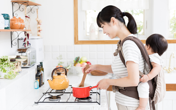 寝かしつけ、息抜き…ママがオーディオブックにハマるワケ。メリットと注意点は