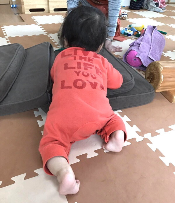 抱っこ、ハイハイ、よちよち別の足育法「骨を強くするデコボコ、足を育てるグラグラ」【いつから？　どうやって？　疑問だらけの子どもの足育 第2回】