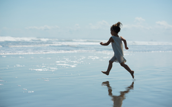 抱っこ、ハイハイ、よちよち別の足育法「骨を強くするデコボコ、足を育てるグラグラ」【いつから？　どうやって？　疑問だらけの子どもの足育 第2回】