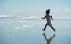 運動が苦手、姿勢が悪い、集中力がない…それって足が原因？【いつから？　どうやって？　疑問だらけの子どもの足育 第1回】