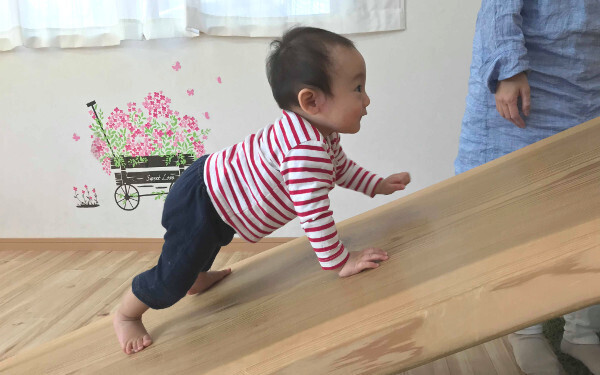 抱っこ、ハイハイ、よちよち別の足育法「骨を強くするデコボコ、足を育てるグラグラ」【いつから？　どうやって？　疑問だらけの子どもの足育 第2回】