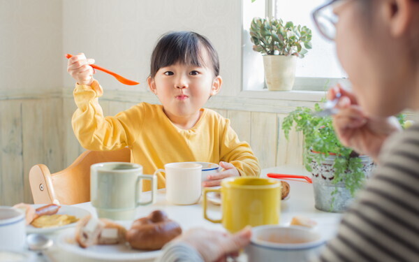 公共の場でさわぐ、食事を残す、すぐに手が出る…3大「困った！」どう対処する？【今日からしつけをやめてみた 第2回】