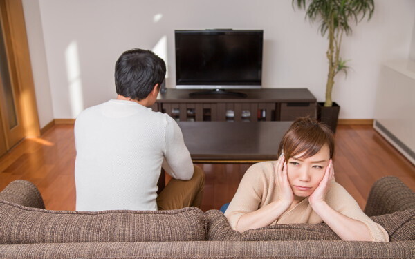 夫の前では黙ってしまう…「夫婦なのに言いたいことが言えない」自分のせい？　それとも…