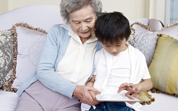 祖父母の口出しがストレス！ 6割が悩む「親と祖父母の育児価値観」の実態【パパママの本音調査】  Vol.334