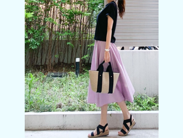 足元選びに迷わないスカートコーデ3選　サンダルにもスニーカーにも！【ユニクロ大人コーデ～アメブロ30代ファッション1位 Hanaさん ～ Vol.52】