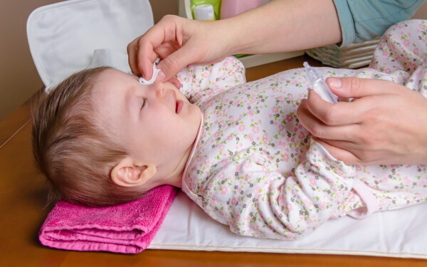 流行性角結膜炎「突然目が真っ赤に…！」症状、予防法、対処法、プール・水遊びは？【ママが知るべき「子どもの感染症」傾向と対策 第11回】