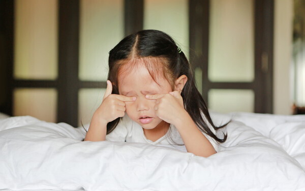 流行性角結膜炎「突然目が真っ赤に…！」症状、予防法、対処法、プール・水遊びは？【ママが知るべき「子どもの感染症」傾向と対策 第11回】