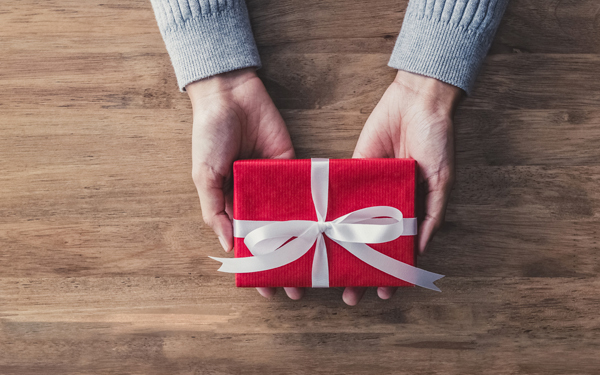 野菜、魚、賞味期限切れ…「もらって迷惑な手土産」実態。土産上手になるには【パパママの本音調査】  Vol.342